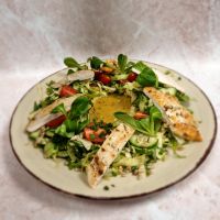 Sałatka z kurczakiem i sosem winegret