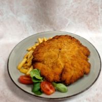 Kotlet schabowy z frytkami stekowymi i kapustą zasmażaną