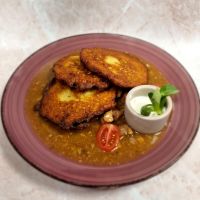 Placki ziemniaczane z gulaszem wieprzowym i zestawem surówek